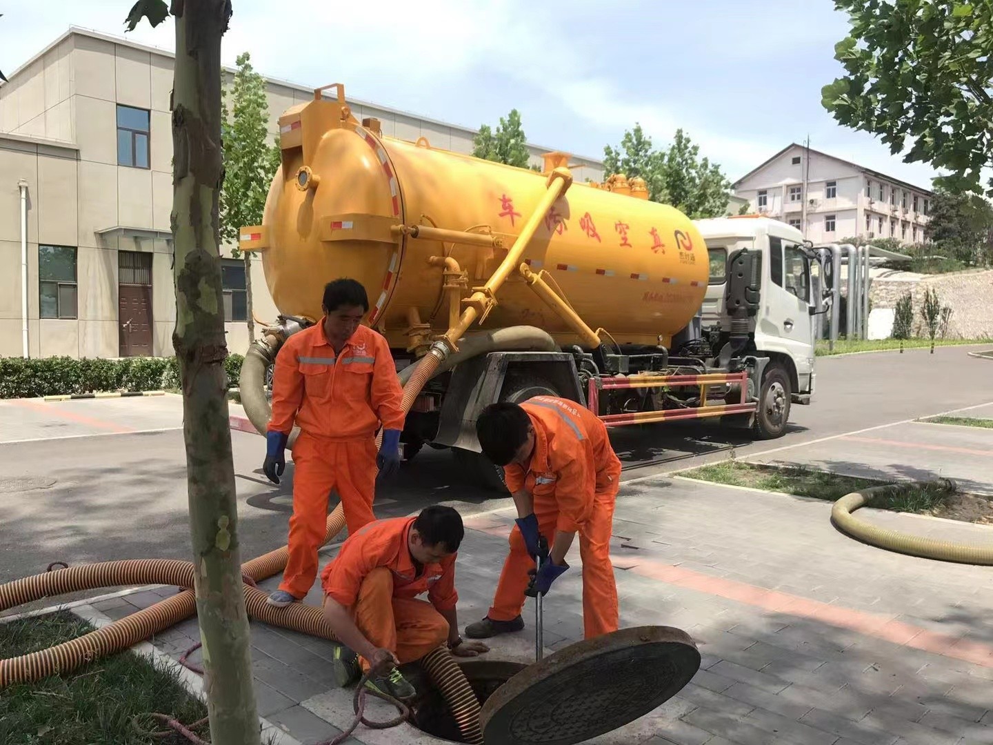 伊川化粪池清理与5-8吨吸粪车施工效率分析